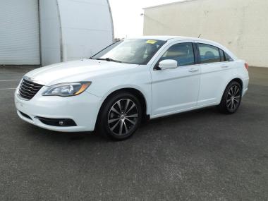 2013 chrysler 200 white